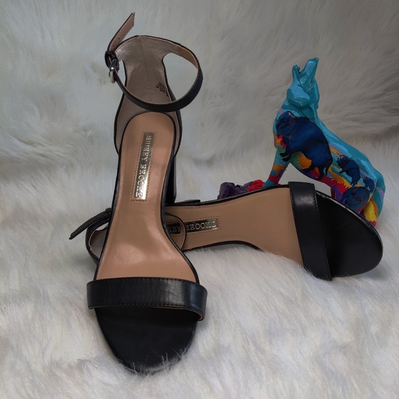 WELCOME TO MY CLOSET!! - Picture 11 of 11